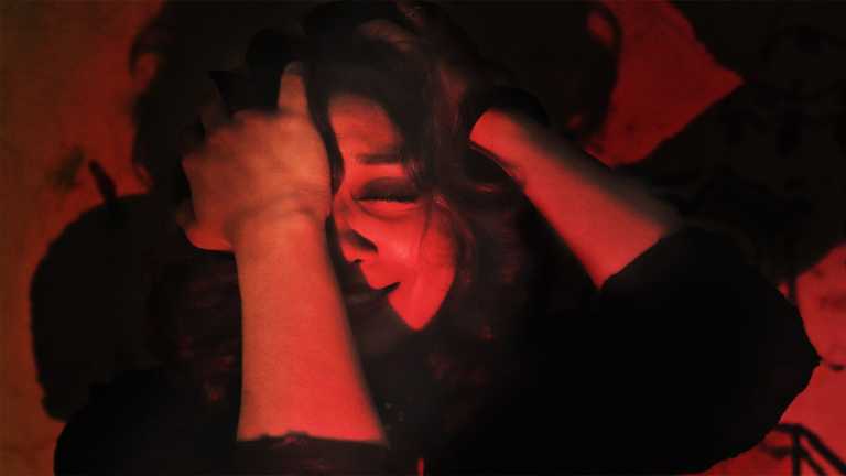 হয় নারী কঠিন হবে কিংবা গ্যাসলাইটিং-এর স্বীকার হবে