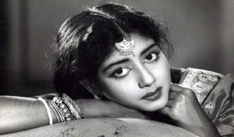 সাদাকালো যুগের সাবিত্রী আজও রঙিন