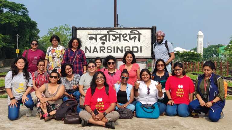নরসিংদী স্টেশনজুড়ে তাদের নীরব প্রতিবাদ