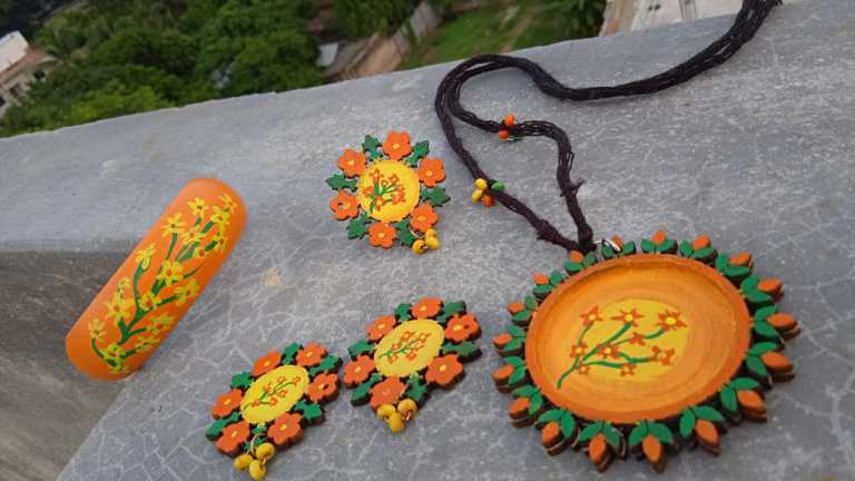 আজকাল ফ্যাশনে কাঠের গয়নার আধিপত্য
