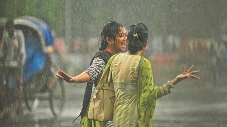 বৃষ্টির দিনে বাইরে যাবেন কিভাবে?