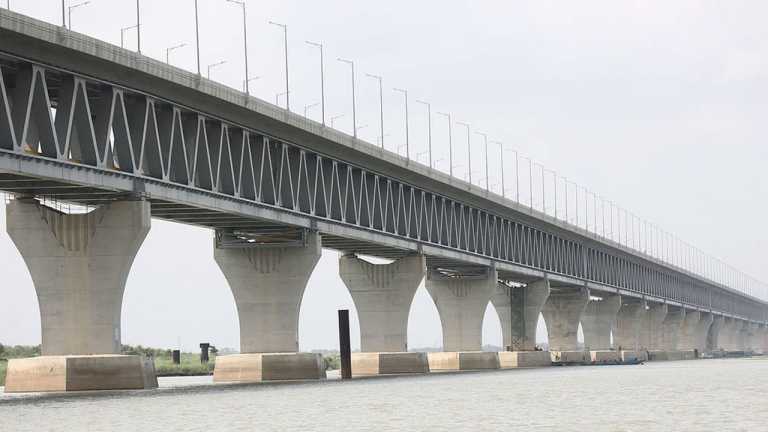 পদ্মার বুকে