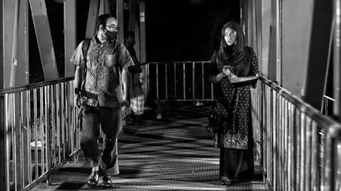 মেয়ে, সন্ধ্যার পরে বাইরে কী