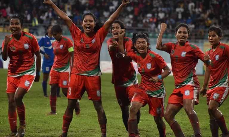 বাংলার ইতিহাস লেখার কারিগর কৃষ্ণাসহ বাংলার মেয়েদের উল্লাস। ছবি- বাফুফে