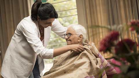 শীতে বয়স্ক নারীদের যত্নআত্তি