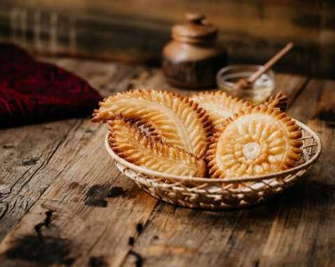 nakhshi pitha