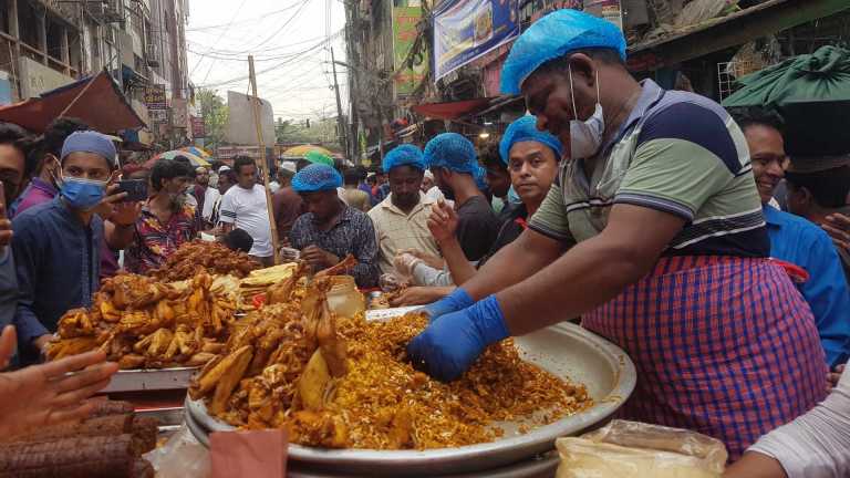 রমজানে ঢাকার ইফতার বাজার: স্বাদ, ঐতিহ্য আর শহুরে উৎসবের রঙ