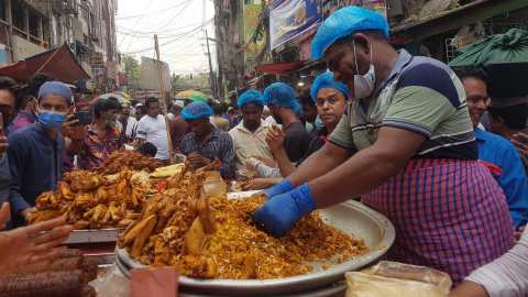 রমজানে ঢাকার ইফতার বাজার: স্বাদ, ঐতিহ্য আর শহুরে উৎসবের রঙ