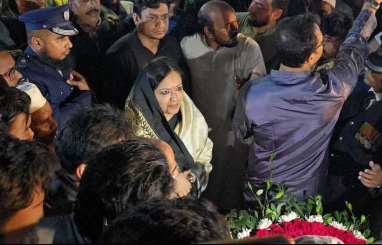 শহীদ মিনারে বিএনপির বাধার মুখে রুমিন ফারহানা, ফিরে গেলেন ফুল না দিয়েই