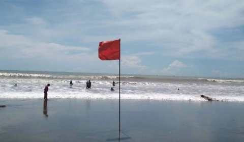 নদীবন্দরে সতর্কতা সংকেত, দেশের ১৫ অঞ্চলে ঝড়ের আশঙ্কা