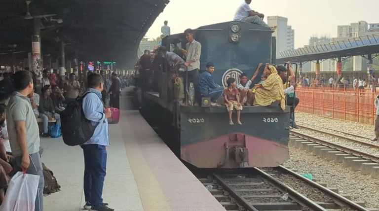 নাড়ির টানে ঘরে ফেরা, ঈদযাত্রার অনন্য আবেগ