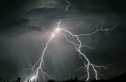 বজ্রপাতের আঘাতে মানুষের শরীরে যেসব ক্ষতি হয়