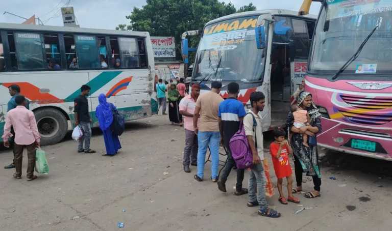 মহাখালী টার্মিনালে ভিড়, আবারও ছন্দে ফিরছে ঢাকা