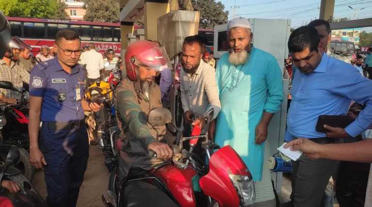 বৈধ কাগজ ও লাইসেন্স ছাড়া মোটরসাইকেলে তেল মিলছে না, ভোগান্তিতে চালকরা