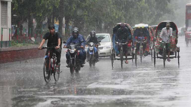 বৃষ্টিভেজা রাজধানী, ভোগান্তিতে কর্মজীবী মানুষ