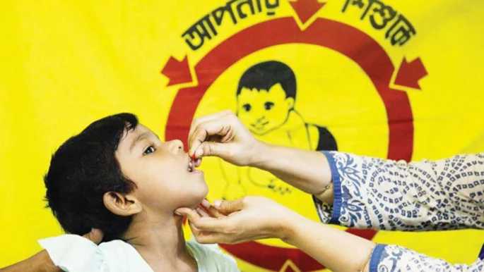 administering_vitamin_a_capsule_to_a_young_girl