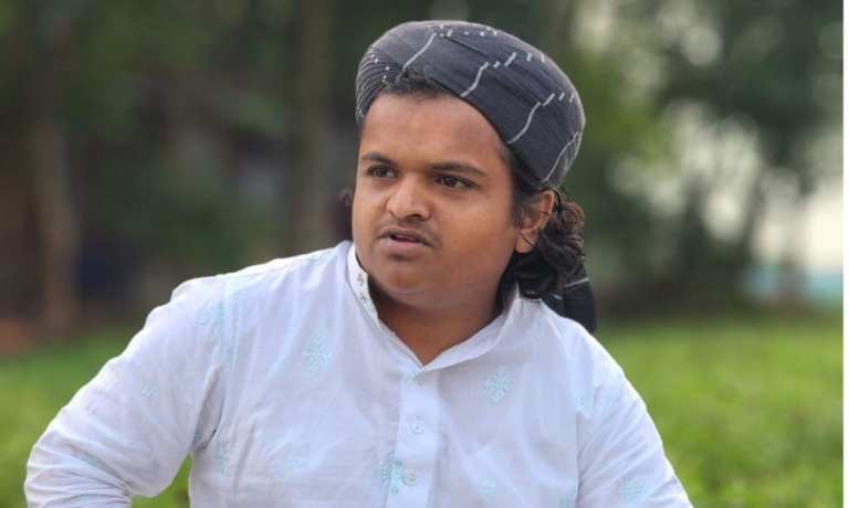 প্রথম স্ত্রীর কষ্ট হওয়া সত্ত্বেও গোনাহ থেকে বাঁচতে দ্বিতীয় বিয়ে করলেন রফিকুল ইসলাম মাদানী