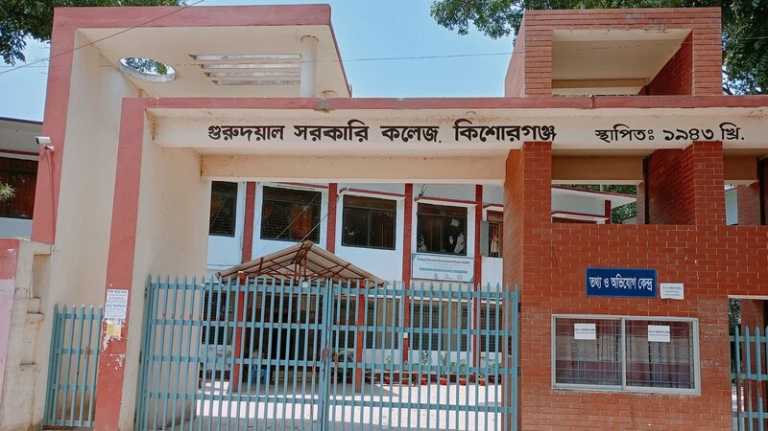 পরীক্ষার্থীর হিজাব পরা নিয়ে অভিযোগ, শিক্ষককে উকিল নোটিশ