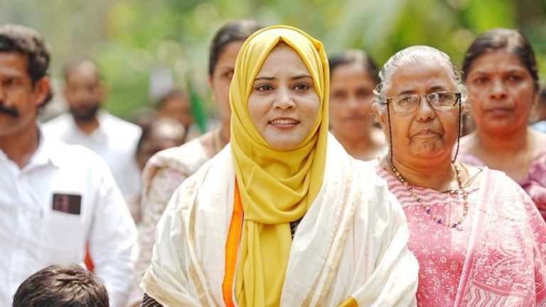 কেরালায় নতুন ইতিহাস গড়লেন হিজাবি মুসলিম তরুণী