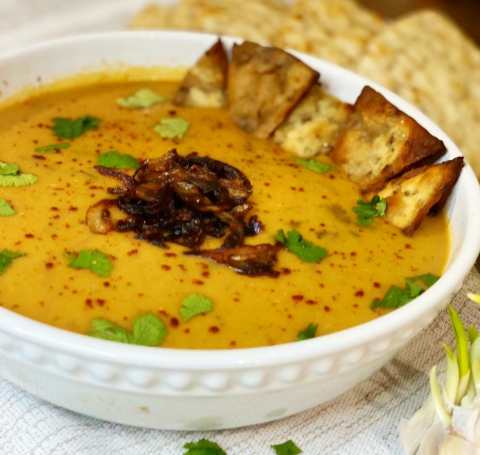 বৃষ্টির দিনে ধোঁয়া ওঠা ভিন্ন স্বাদের মিসরীয় লাল ডালের স্যুপ