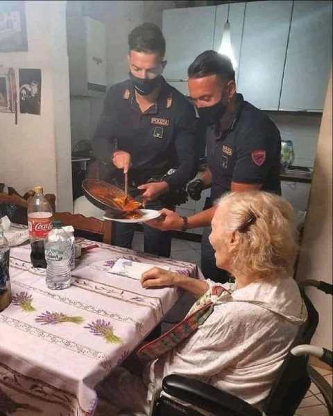 the-italian-police-made-a-87-year-old-woman-pasta-after-she-v0-0unvef2hu8t71