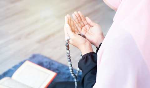 woman-making-dua