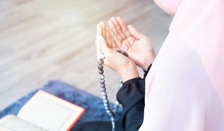 woman-making-dua