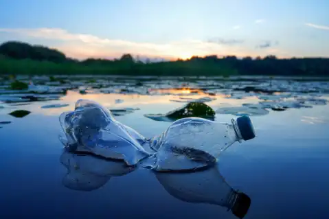 Plastic,Waste,In,Lake.,Ocean,Pollution,,Marine,Debris.,Marine,Litter.