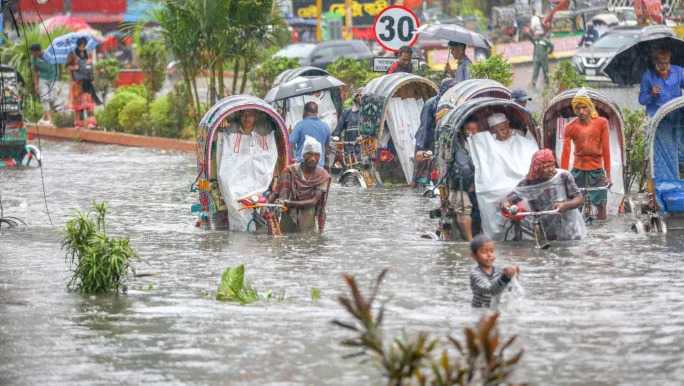 চট্টগ্রামে ভারী বর্ষণ, নিম্নাঞ্চলে জলাবদ্ধতা