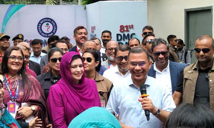 স্ত্রীর স্মৃতিবিজড়িত হোস্টেলে প্রধানমন্ত্রী, শিক্ষার্থীদের উচ্ছ্বাস