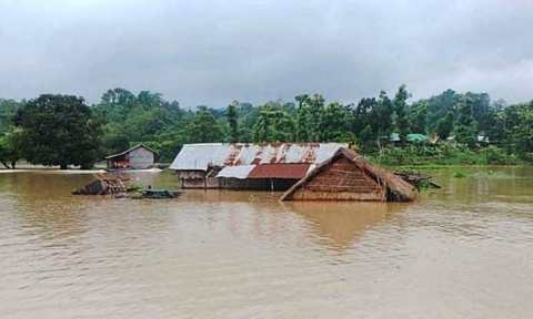 ভারী বৃষ্টিতে নদীর পানি বৃদ্ধি, বন্যার শঙ্কায় কয়েক জেলা