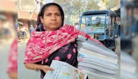 হাতে খবরের কাগজ, চোখে বাঁচার স্বপ্ন নিয়ে ৩৫ বছর ধরে ছুটছেন নার্গিস