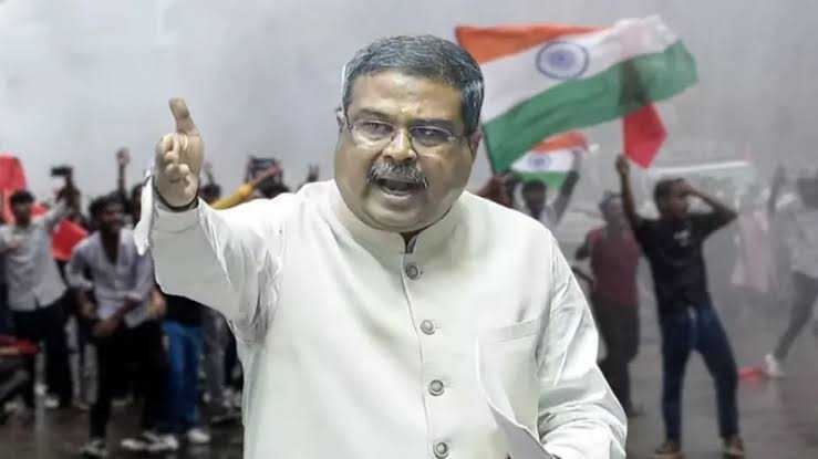অবশেষে ভারতের শিক্ষামন্ত্রীর পদত্যাগ