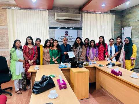 ছাত্রী হলে ২৪ ঘণ্টা প্রবেশের দাবিতে ঢাবিতে স্মারকলিপি