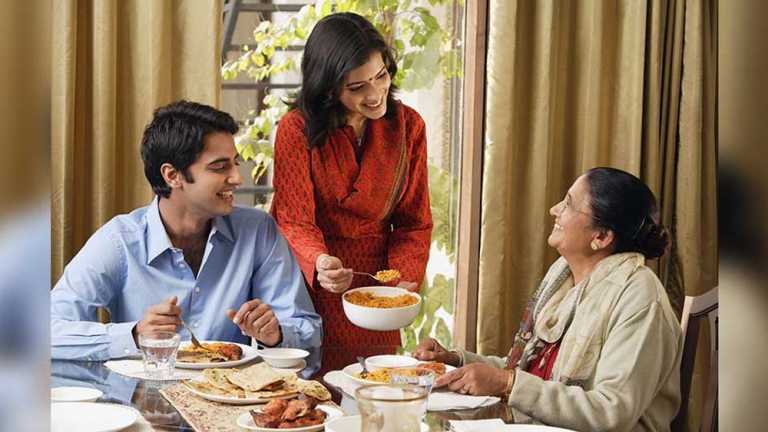 পরিবারের সঙ্গে খাবার খেলে কমে হতাশা ও ডিমেনশিয়ার ঝুঁকি: গবেষণা
