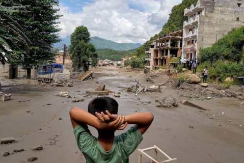 ছবিতে বিপর্যস্ত নেপালের অবস্থা