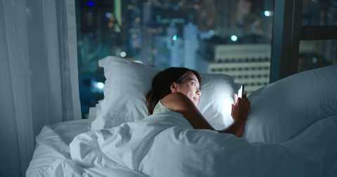 screen-use-at-night-and-insomia-risk-1440×810