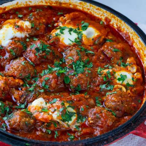 Moroccan-Kefta-Tagine-Meatballs-in-Tomato-Sauce-with-Eggs6-scaled
