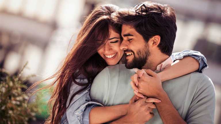 eisamay_2025-10-19_klsim8xj_Happy-Couple
