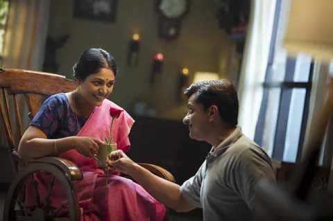 প্রিয়তমা স্ত্রীর প্রশংসা করার দিন আজ