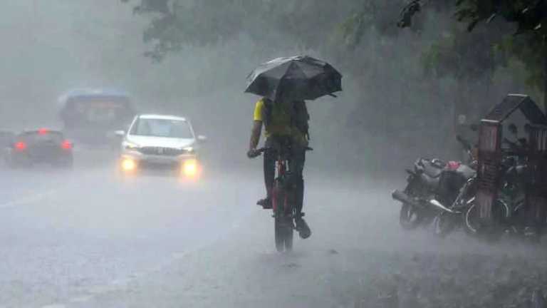 দেশের ৩ জেলায় ঝড়বৃষ্টির আভাস, নদীবন্দরে সতর্কতা