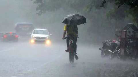 দেশের ৩ জেলায় ঝড়বৃষ্টির আভাস, নদীবন্দরে সতর্কতা