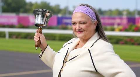 women-won-lottery-and-gave-away