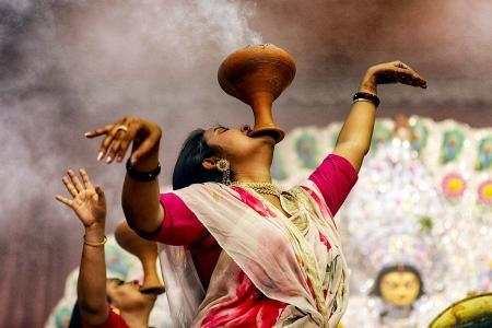 12durga-puja-dhunuchi-dance1