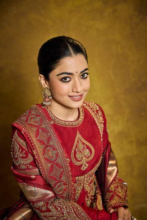 ৪০০ সুবিধাবঞ্চিত পরিবার দায়িত্ব নিলেন রাশমিকা মান্দানা