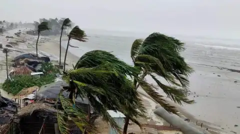 দুপুরের মধ্যে ৮ জেলায় ঝড়-বৃষ্টির শঙ্কা, নদীবন্দরে সতর্কতা
