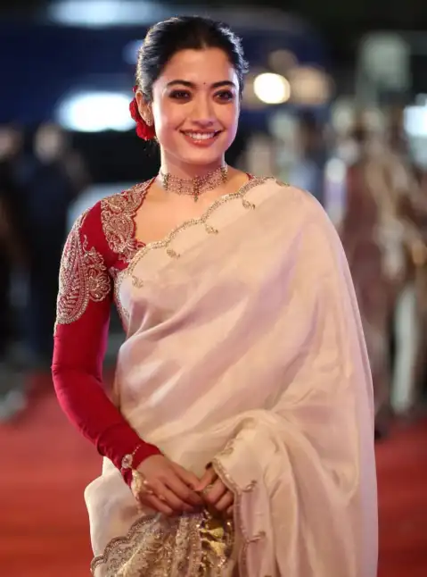 ৪০০ সুবিধাবঞ্চিত পরিবারের দায়িত্ব নিলেন রাশমিকা মান্দানা