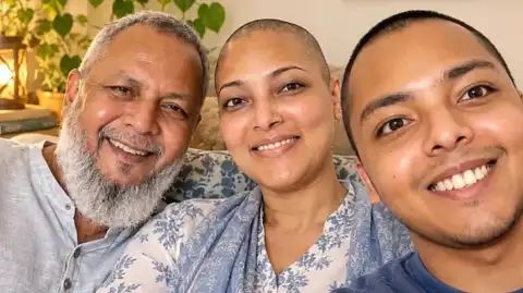 ক্যানসারের লড়াইয়ে সামিয়া, মাথা ন্যাড়া করে পাশে স্বামী-সন্তান