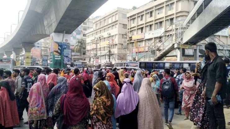 ন্যূনতম ৩০ হাজার টাকা বেতনের দাবিতে মিরপুরে পোশাক শ্রমিকদের সড়ক অবরোধ