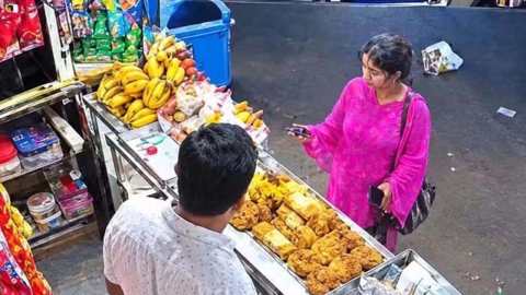 বাস থেকে নেমে তাজমিন আইফোন চার্জ দেয় ১৫ মিনিট, এরপর কী ঘটে?